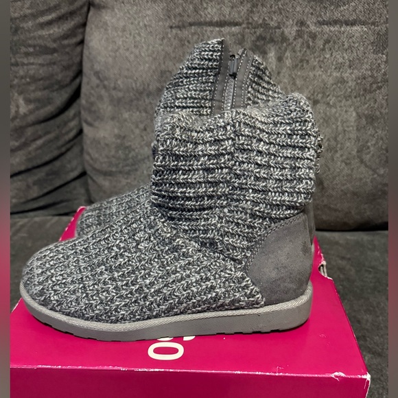 SO Shoes - Cozy Gray Knit Boots